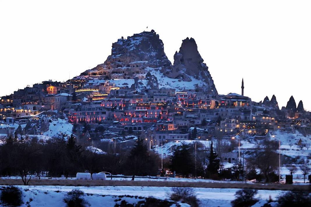 Beyaza bürünen Kapadokya büyüledi! Şehrin ışıkları geceyi aydınlattı 2